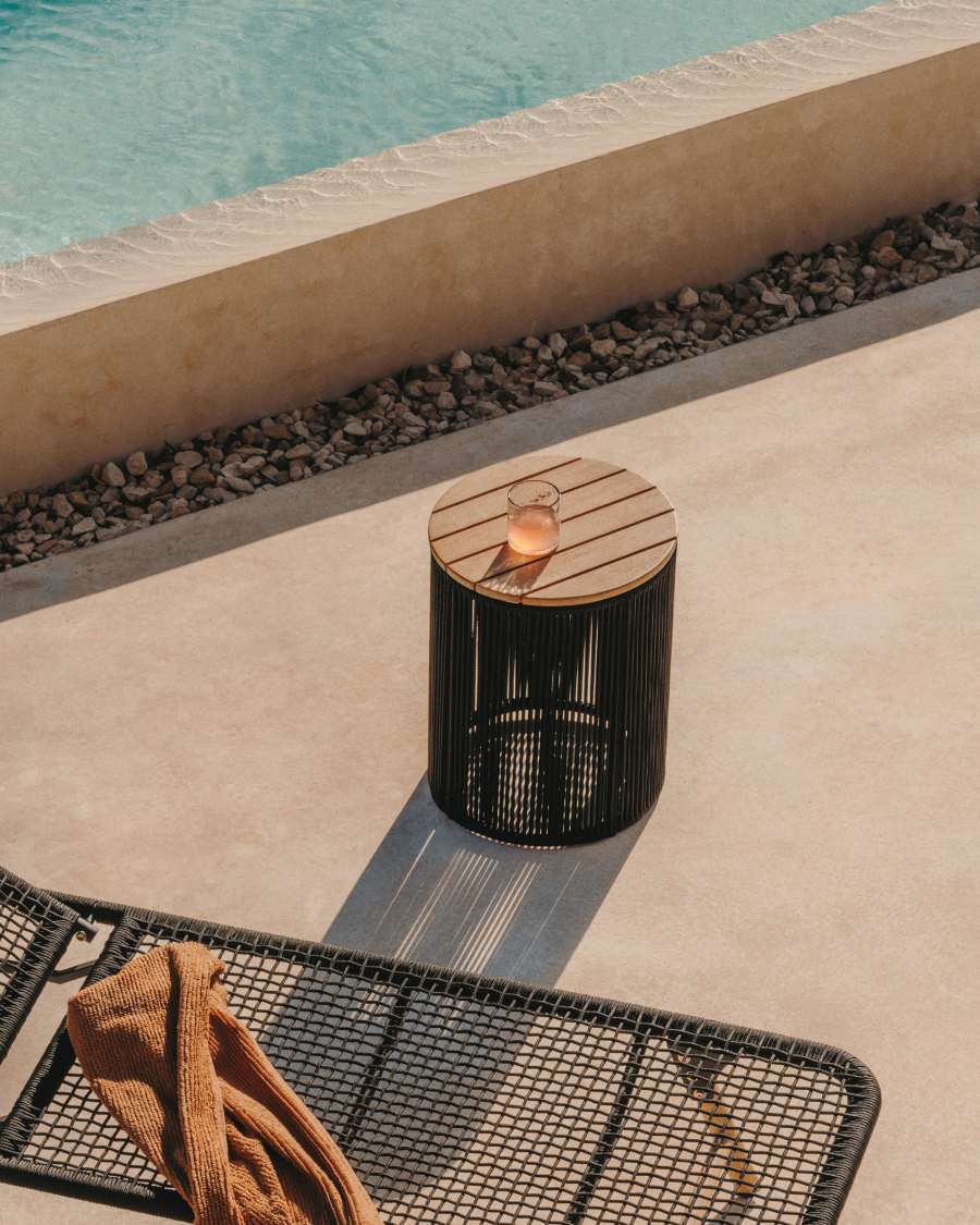 Table auxiliaire Dandara en acier, corde noire et bois d'acacia  Ø40 cm FSC 100 %