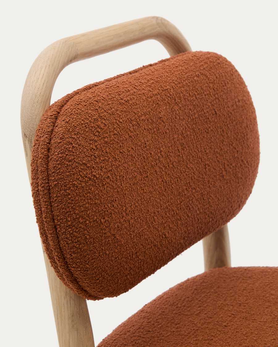 Kinderstuhl Helda aus terrakotta Bouclé und massivem Eichenholz FSC Mix Credit