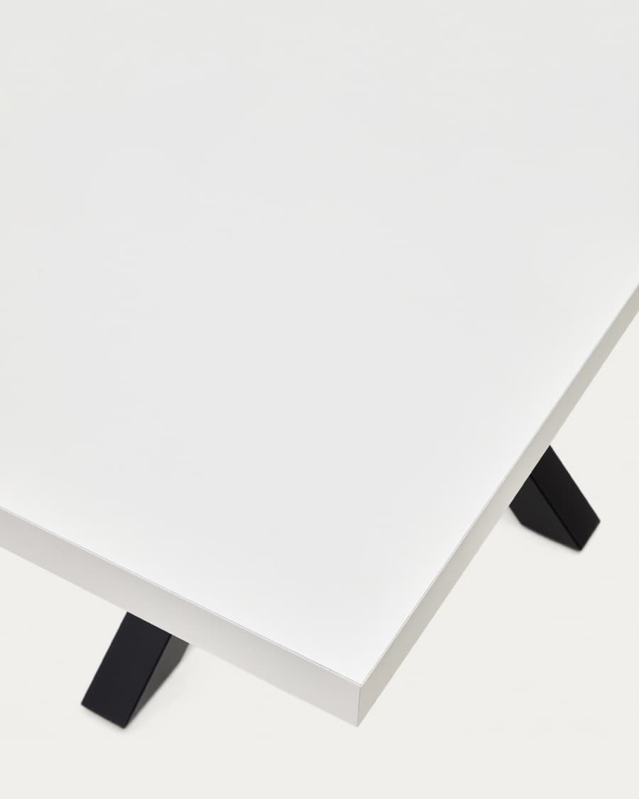 Tavolo Argo di melammina con finitura bianca e gambe in acciaio effetto nero 180 x 100 cm