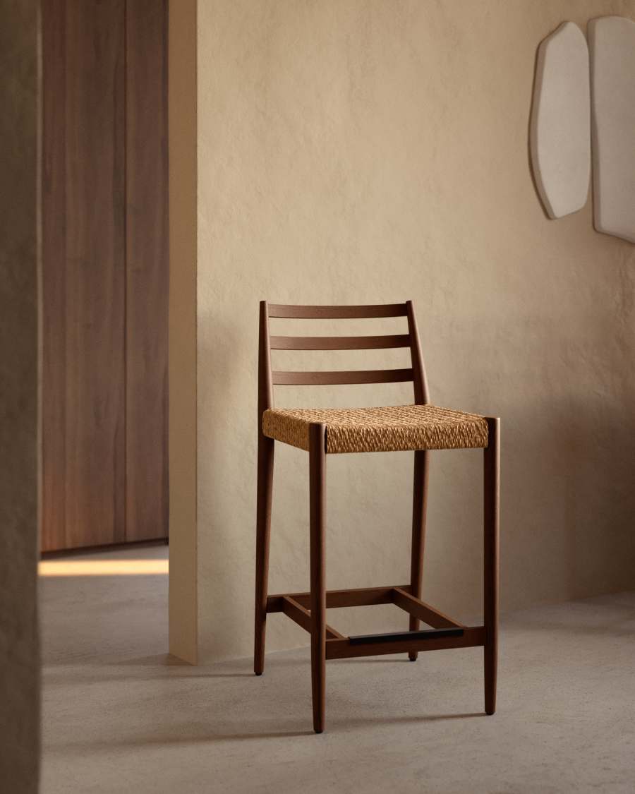 Sgabello Analy con schienale in legno massello di rovere con finitura noce e seduta in corda, 65 cm, FSC 100%