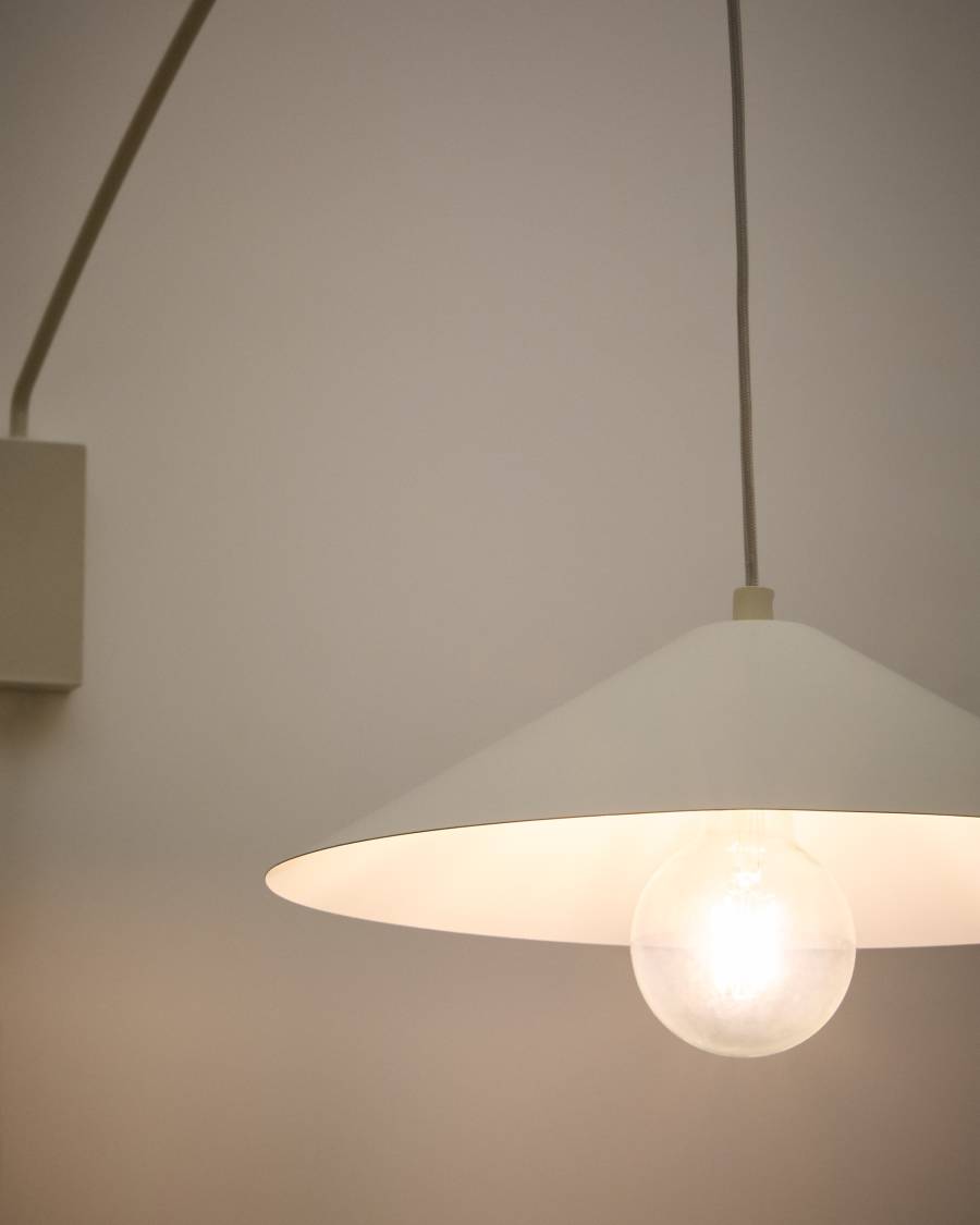 Applique Kally in metallo con finitura verniciata beige