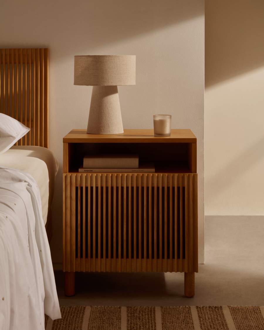 Tauleta de nit Beyla de fusta massissa i xapa de freixe 53 x 62 cm FSC 100%