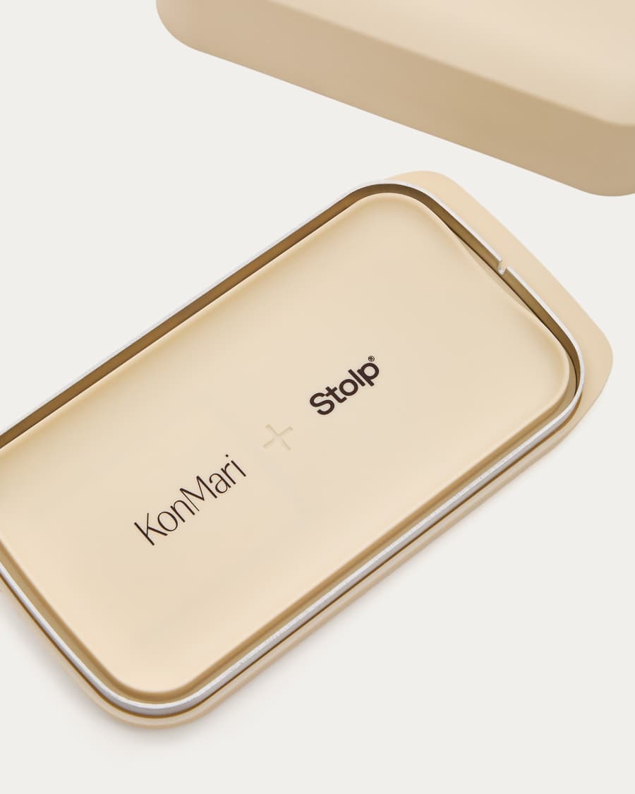 Faraday-Box für Mobiltelefone in Kollaboration mit Stolp® x KonMari sandfarben