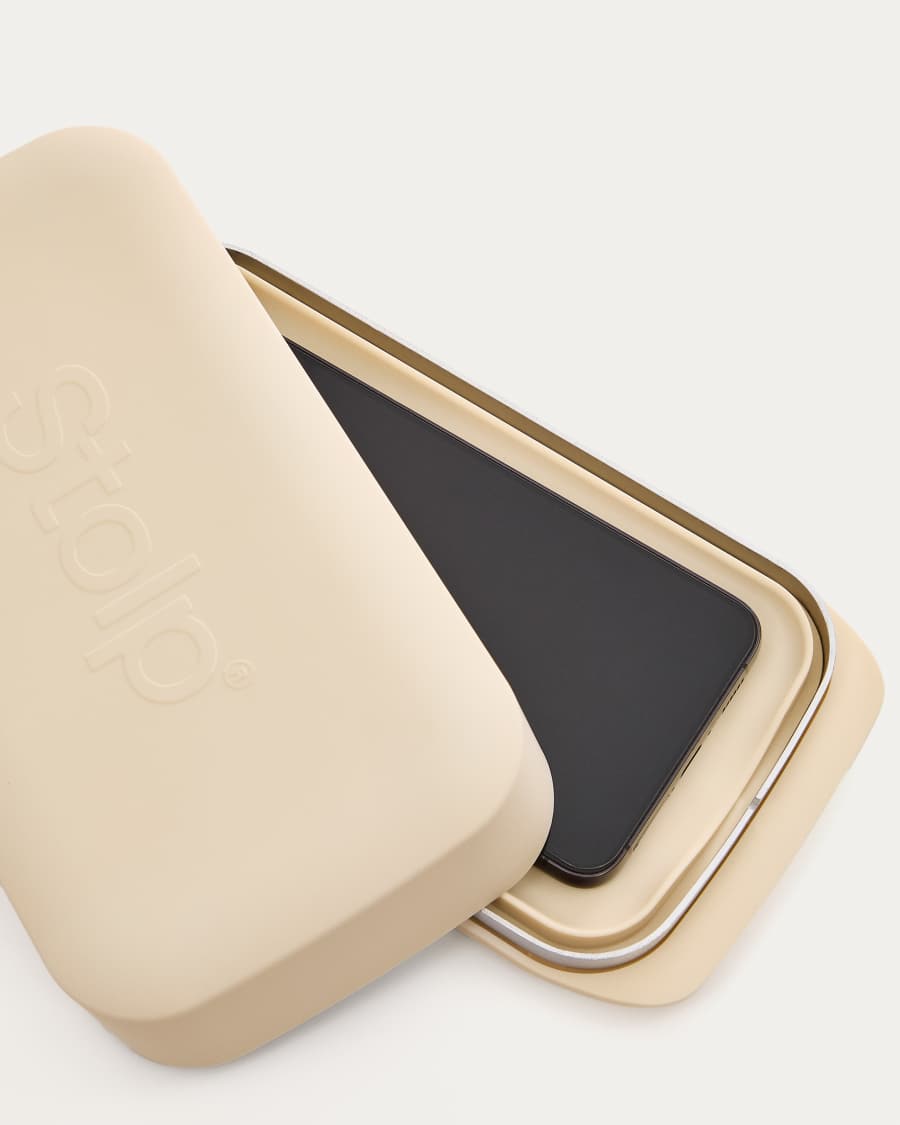 Faraday-Box für Mobiltelefone in Kollaboration mit Stolp® x KonMari sandfarben