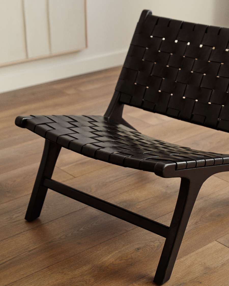 Butaca Calixta de pell y fusta massissa de mungur amb acabat pintat negre