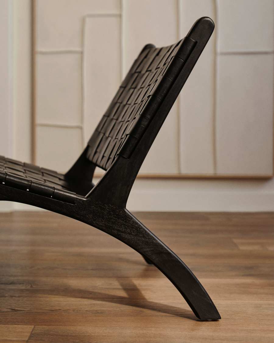 Butaca Calixta de pell y fusta massissa de mungur amb acabat pintat negre