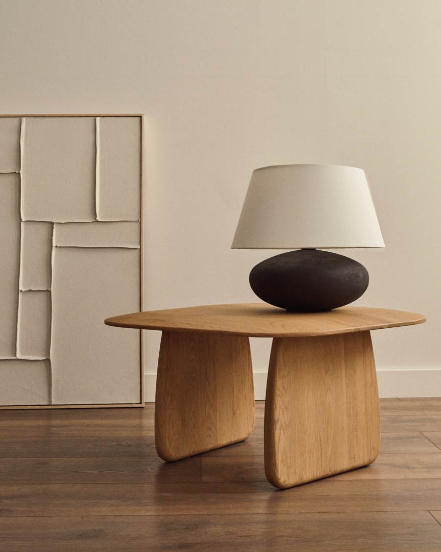 Nessi tafellamp van metaal met een zwarte terracotta-achtige afwerking.