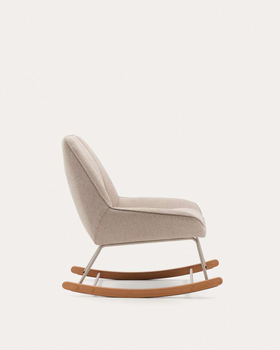 Fauteuil à bascule Marlina en tissu chenille beige et structure en métal, finition gris mat