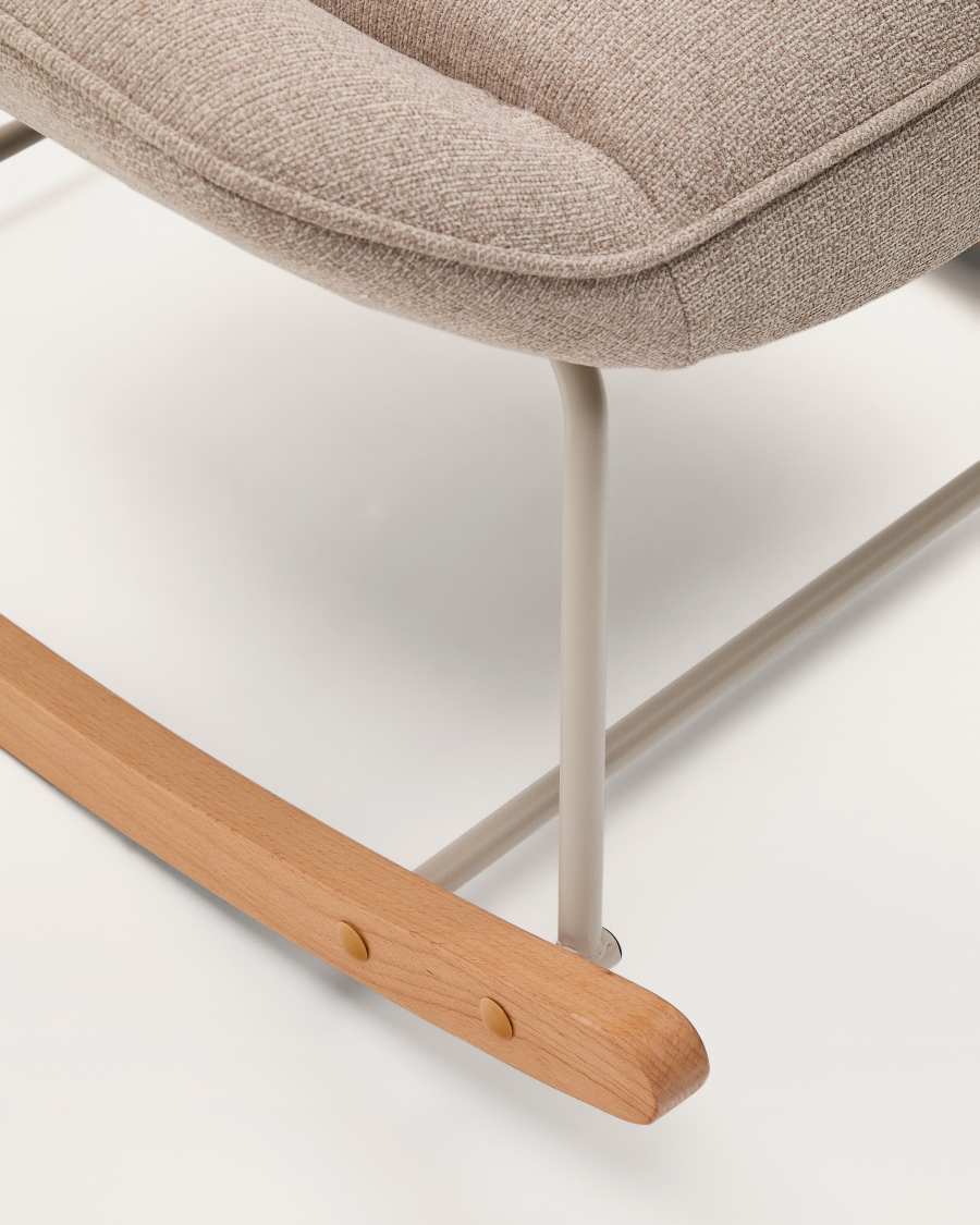 Fauteuil à bascule Marlina en tissu chenille beige et structure en métal, finition gris mat