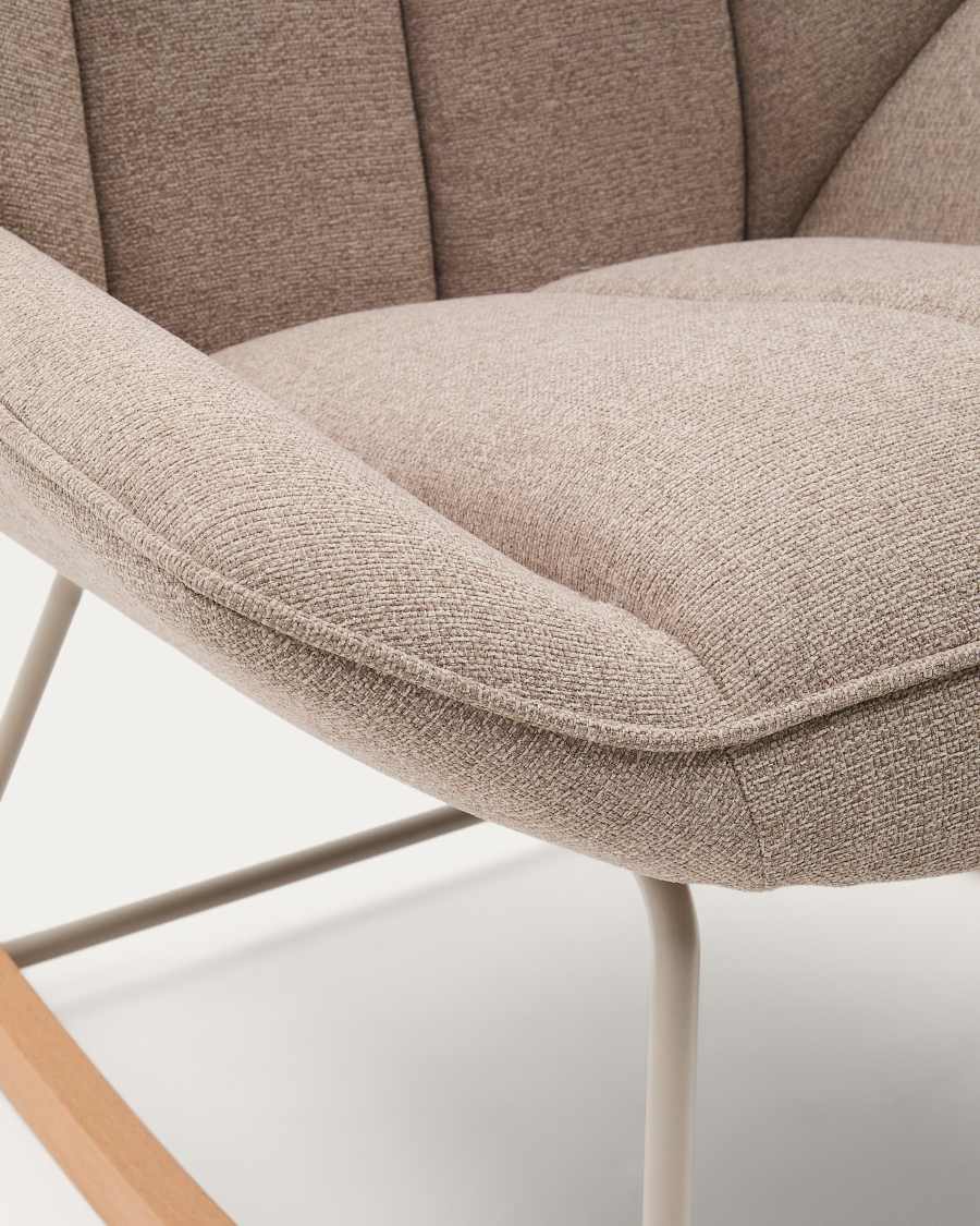 Fauteuil à bascule Marlina en tissu chenille beige et structure en métal, finition gris mat