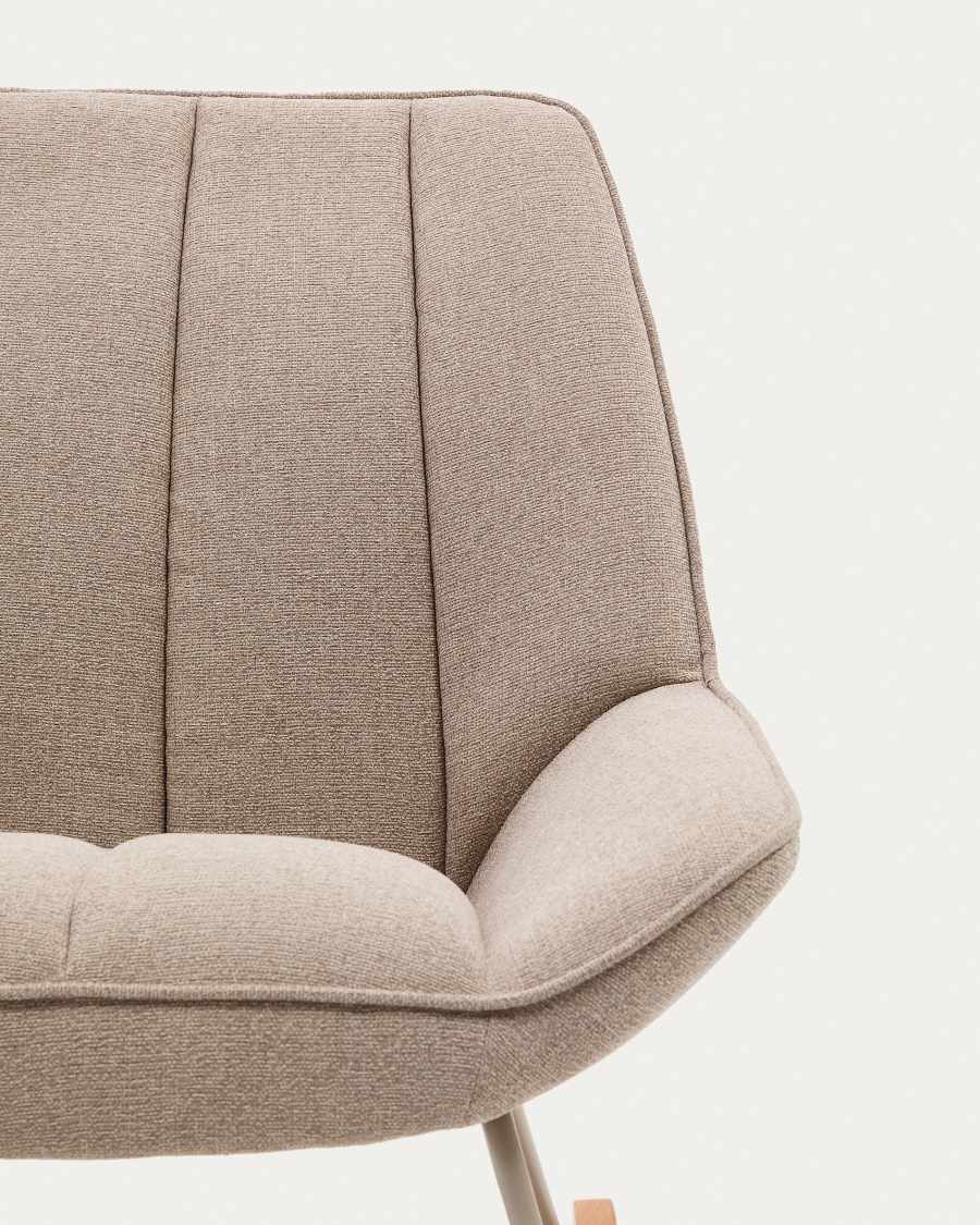 Fauteuil à bascule Marlina en tissu chenille beige et structure en métal, finition gris mat