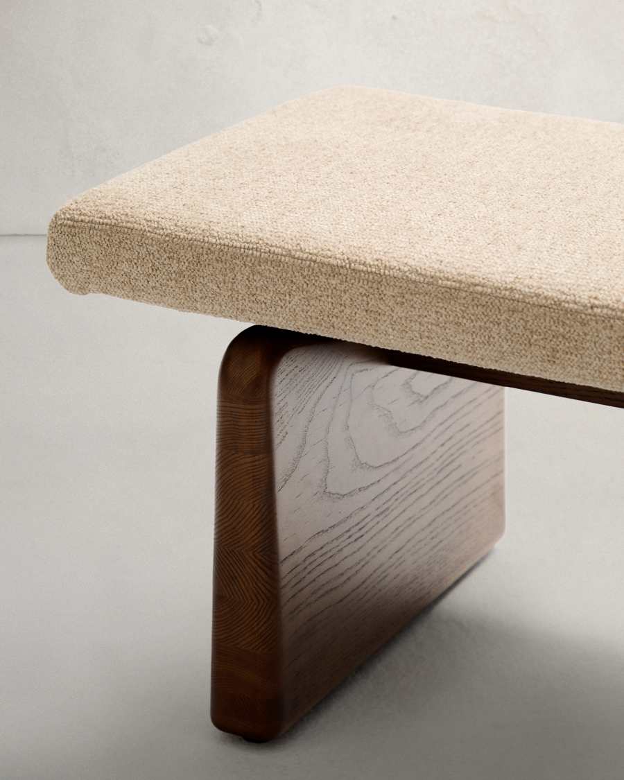 Πάγκος Topaz από μπεζ chenille και μασίφ ξύλο δρυός με φινίρισμα καρυδιάς 150εκ FSC 100%.