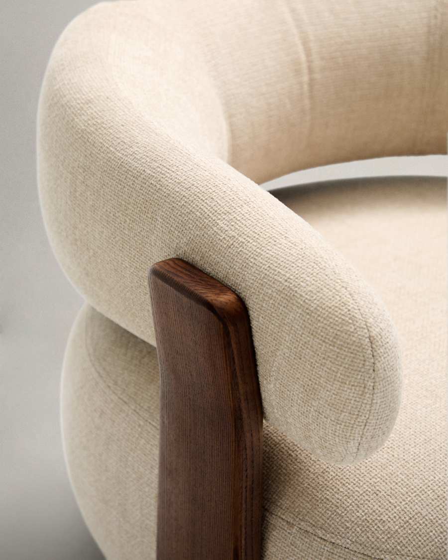 Fauteuil Granite en tissu chenille beige et pieds en bois de frêne finition noyer FSC 100 %