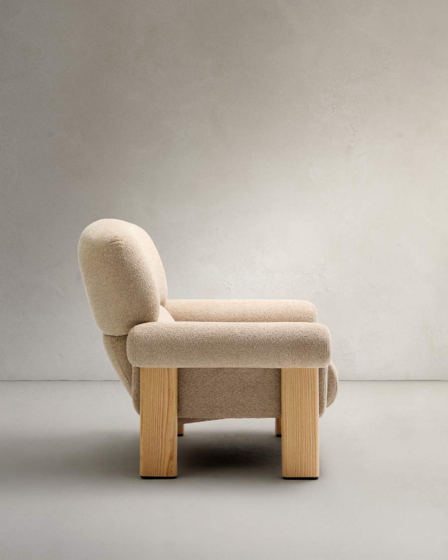 Poltrona Nema ciniglia beige e piedi legno massello di frassino finitura naturale FSC 100%