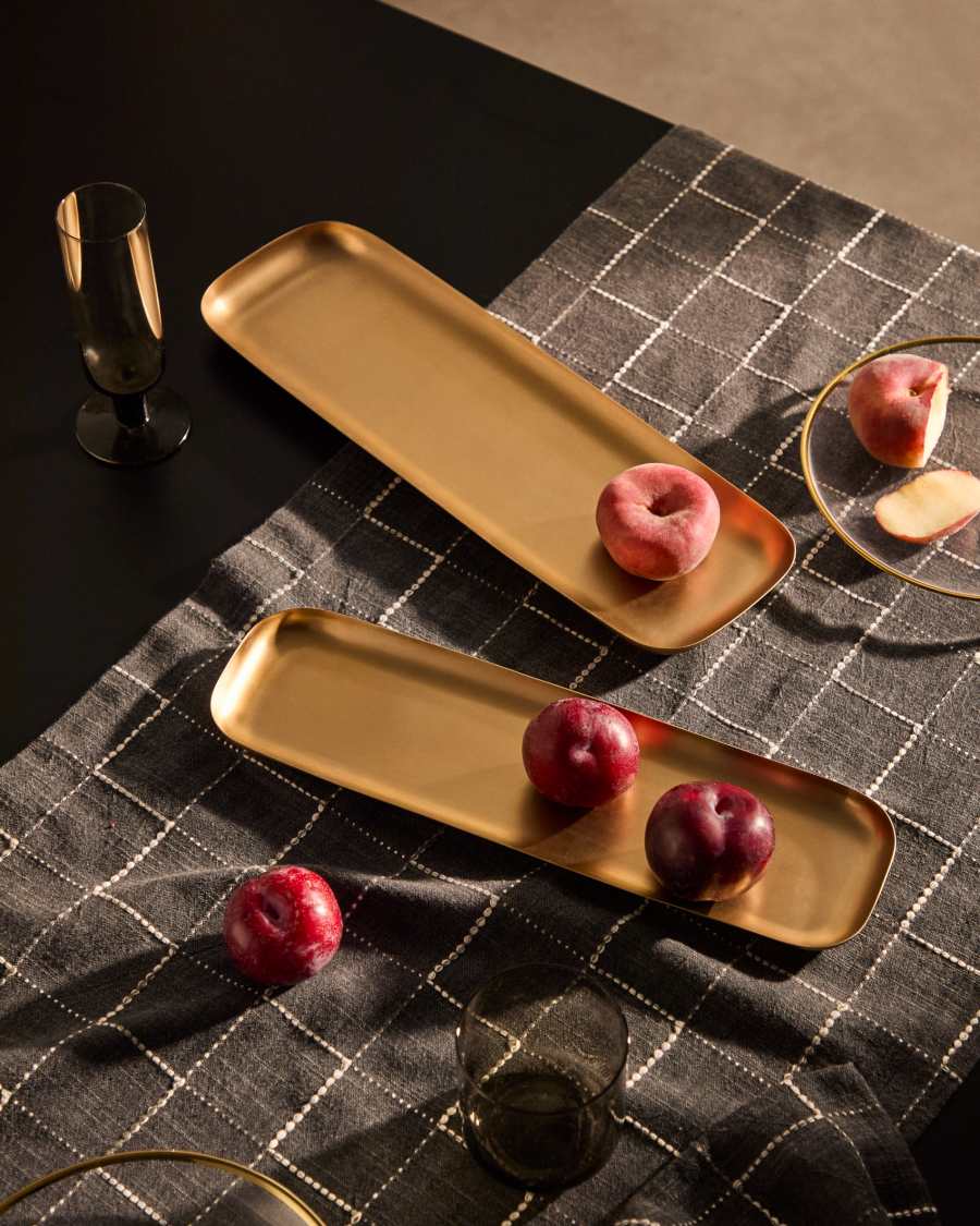 Set met 2 Aruc dienbladen van verguld roestvrij staal.