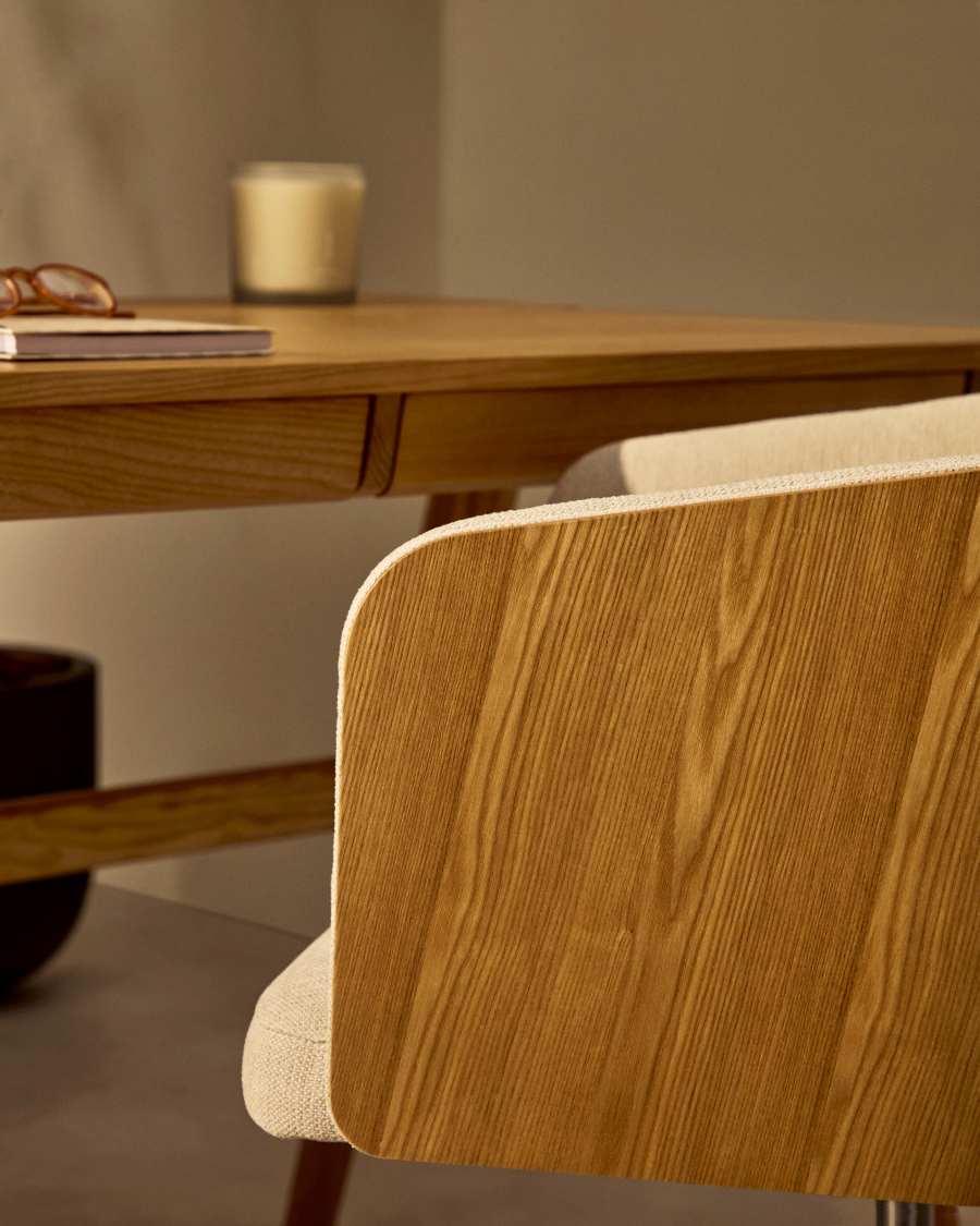 Sedia da scrivania Madai in ciniglia beige e impiallacciatura di frassino con finitura naturale FSC Mix Credit