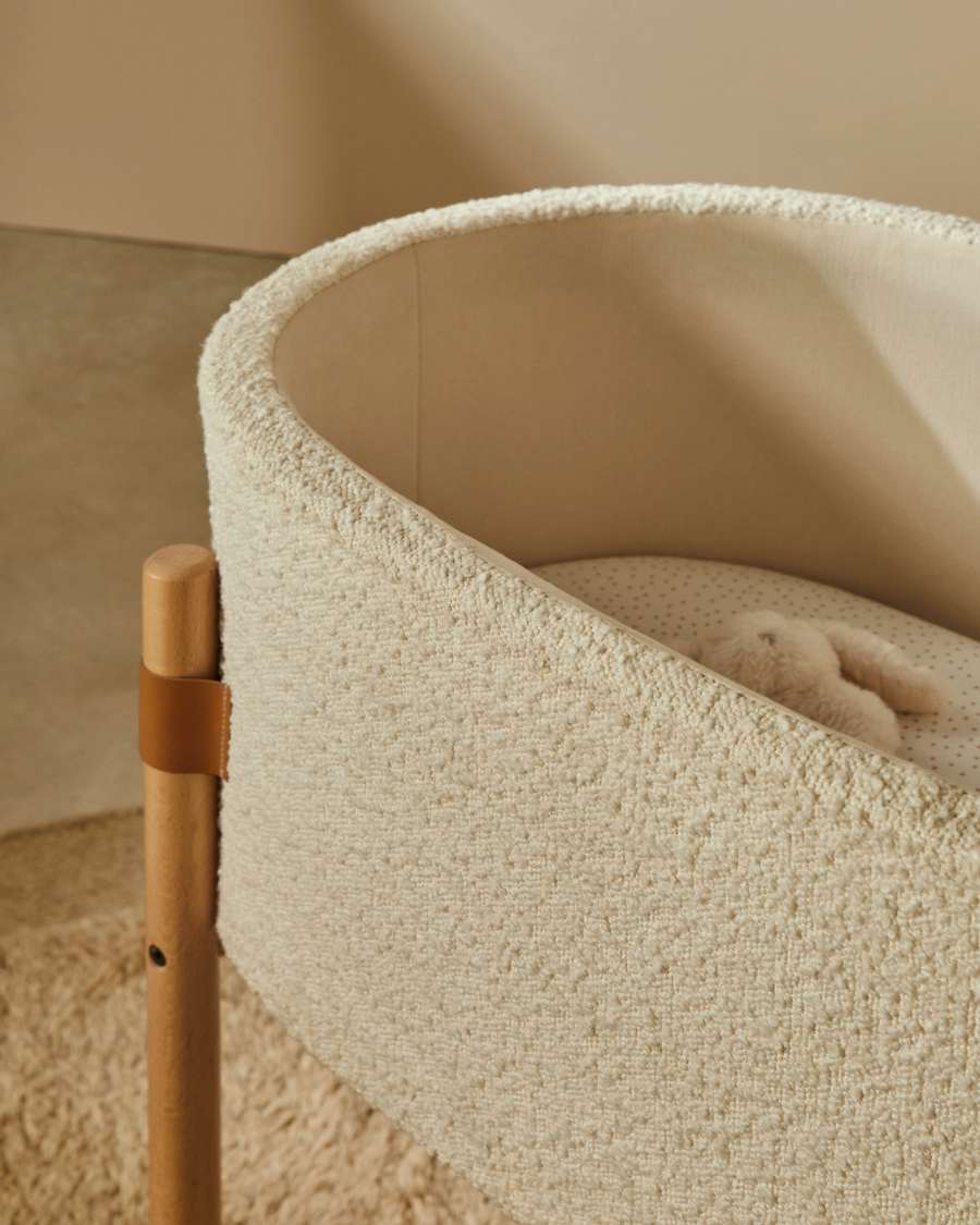 Adara Stubenwagen in Bouclé in Weiß mit massivem Buchenholz 69 x 46 cm