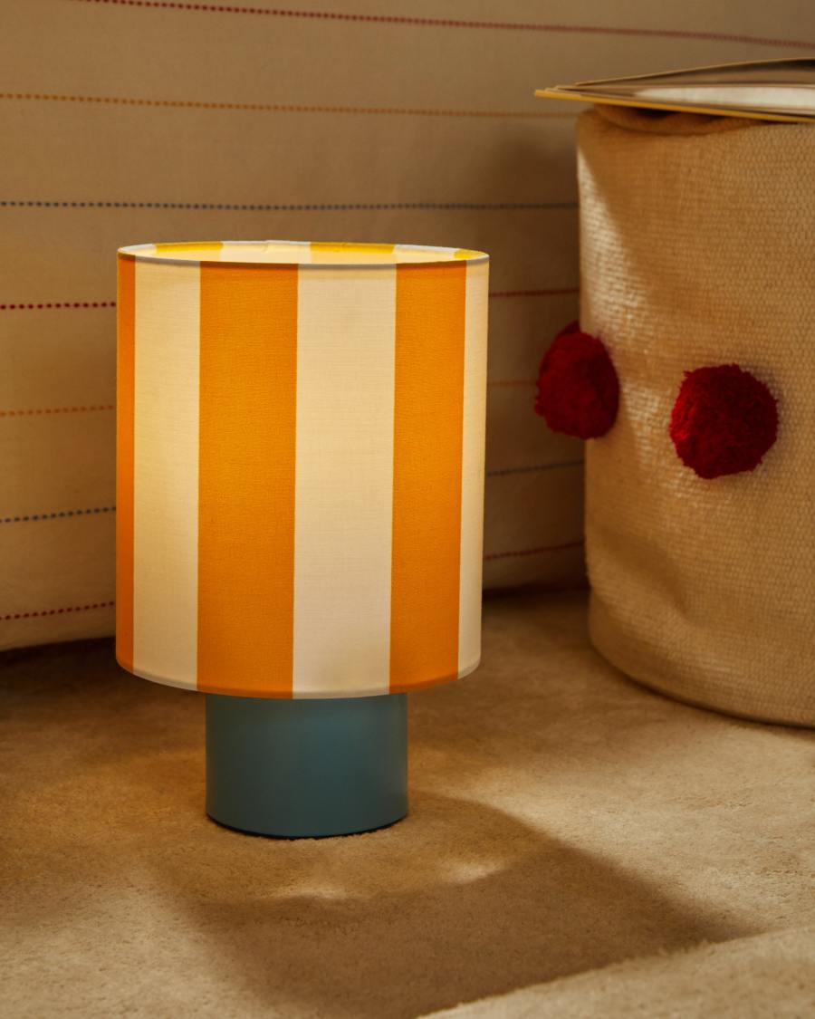 Lampada da tavolo Ciral di metallo con finitura verniciata blu.