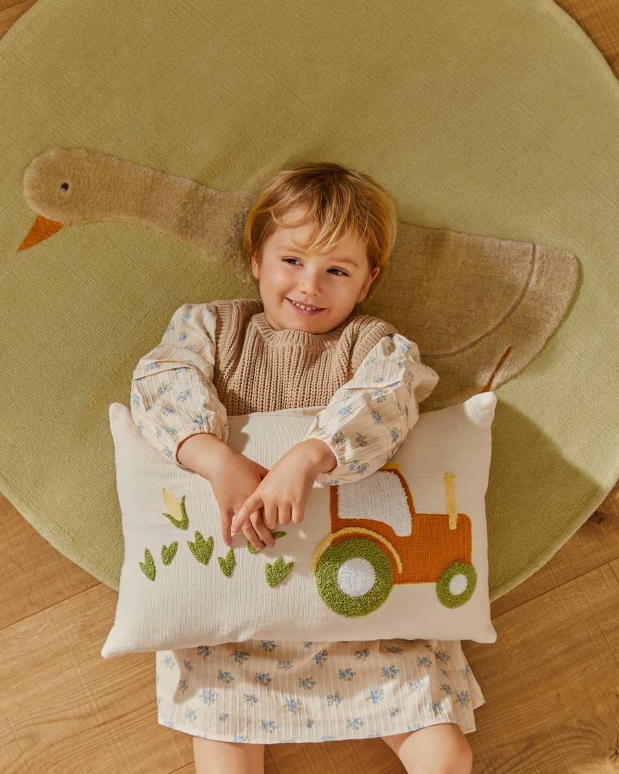 Housse de coussin Pecky en coton beige et motif tracteur brodé 30 x 50 cm