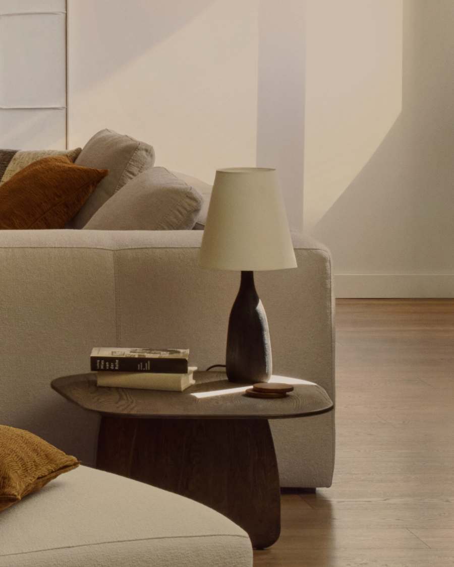 Tischleuchte Luvia aus Holz mit schwarz lackiertem Finish.