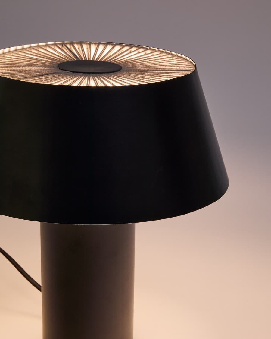 Tischleuchte Ancare aus schwarzem Metall und beigefarbenem Seil.