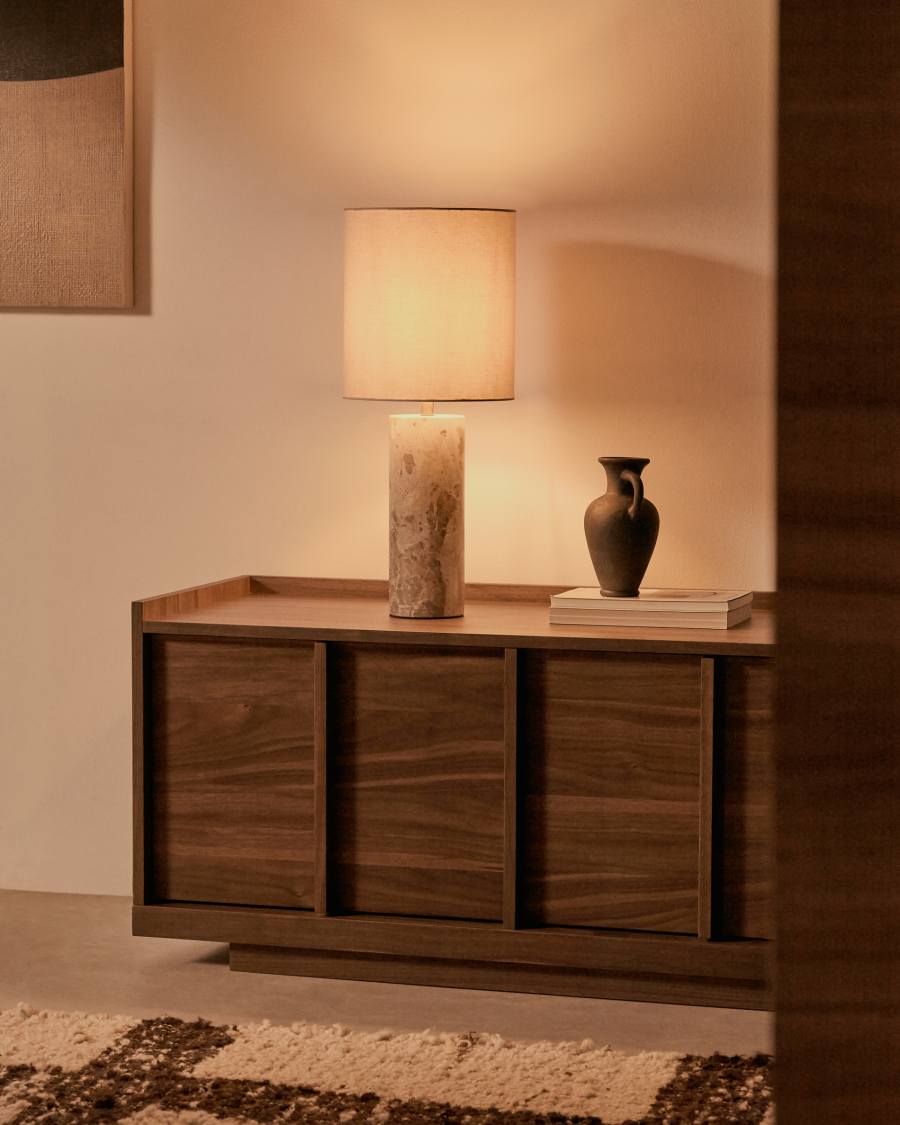 Tischleuchte Raze aus beigefarbenem Marmor und beigefarbenem Lampenschirm aus Leinen