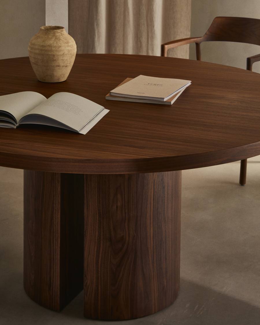 Nealy runder Tisch aus Nussbaumfurnier mit naturfarbenem Finish Ø 150 cm