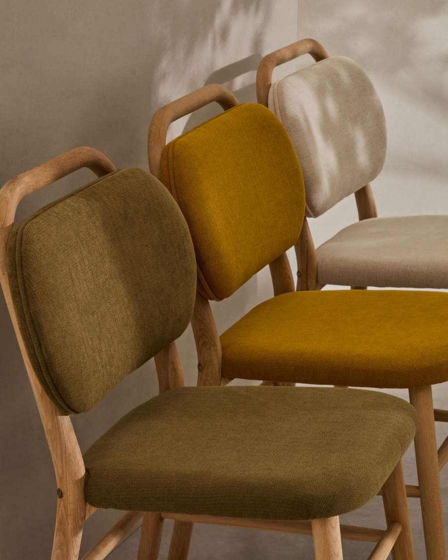 Sedia Helda in ciniglia senape e massello di quercia FSC Mix Credit