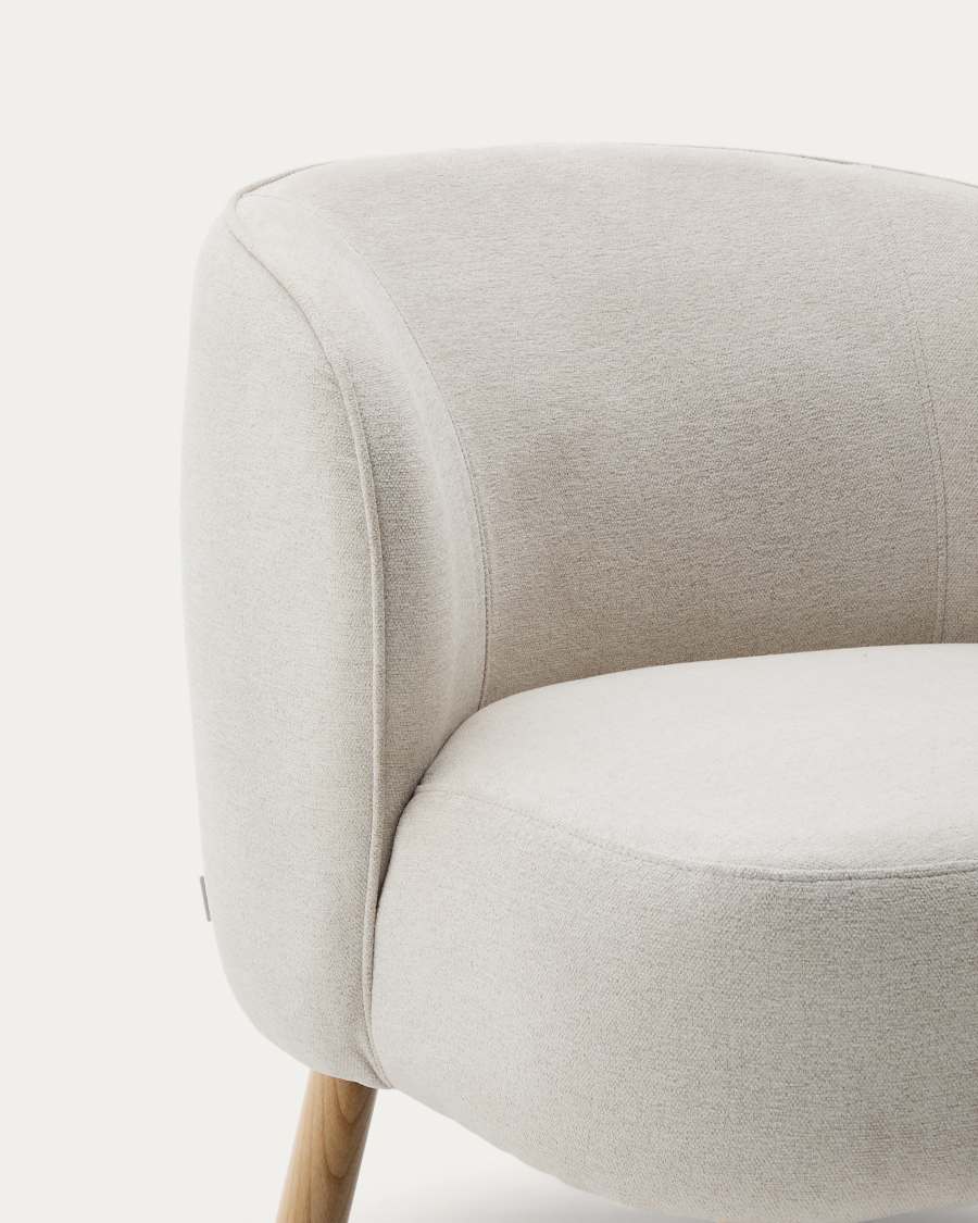 Poltrona Ulit in ciniglia beige e piedi in legno massello di faggio finitura naturale