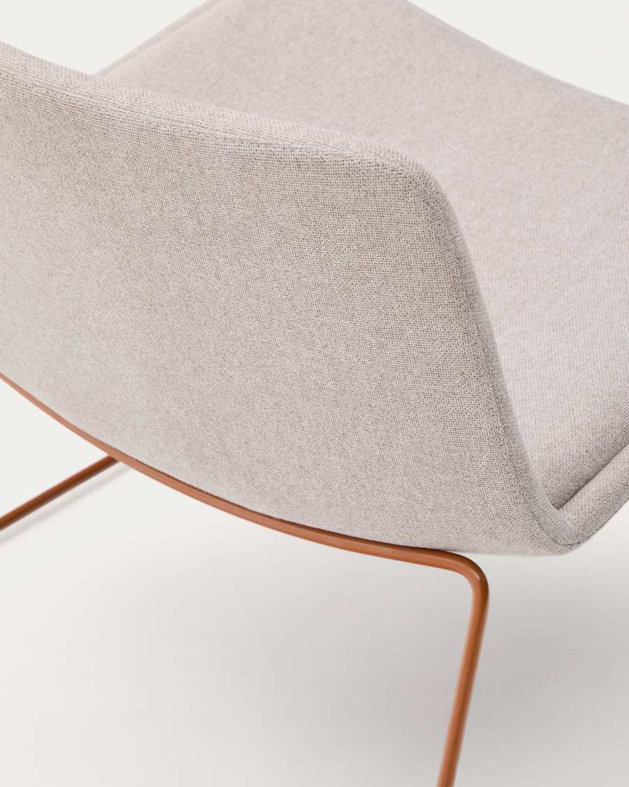 Poltrona Zahara beige con gambe in acciaio e finitura in terracotta 100% FSC