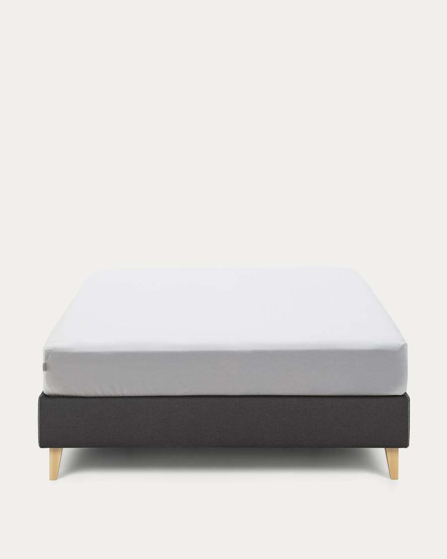 Nikos hoge bedbodem in zwart met massief beukenhouten poten voor een matras van 180 x 200 cm