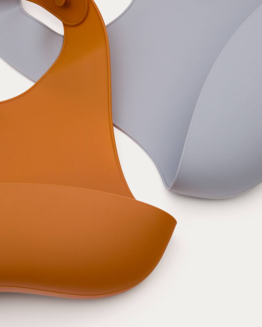 Lili set met 2 siliconen slabbetjes, oranje en blauw