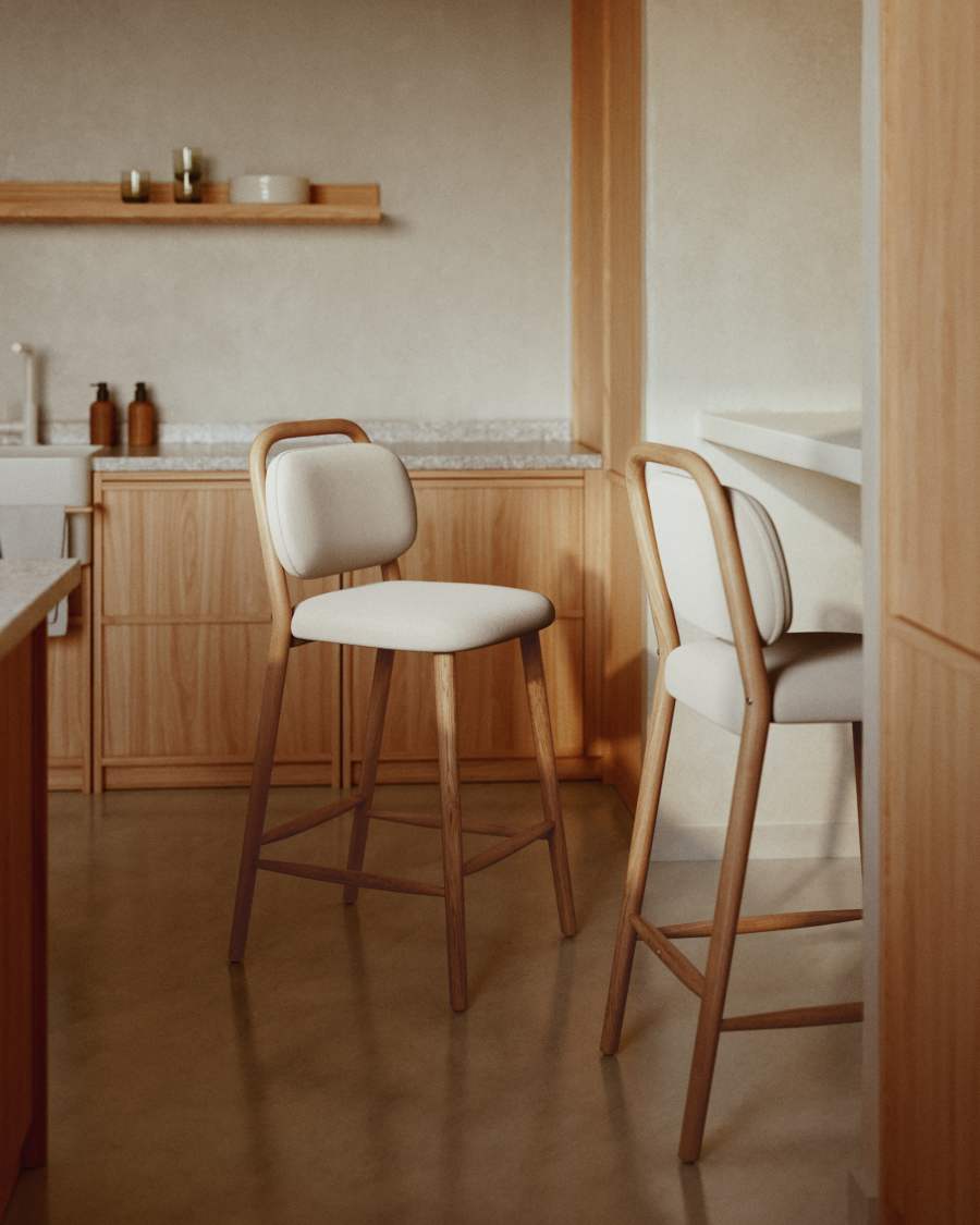 Tamboret Helda de xenilla beix i fusta massissa de roure FSC Mix Credit  65 cm