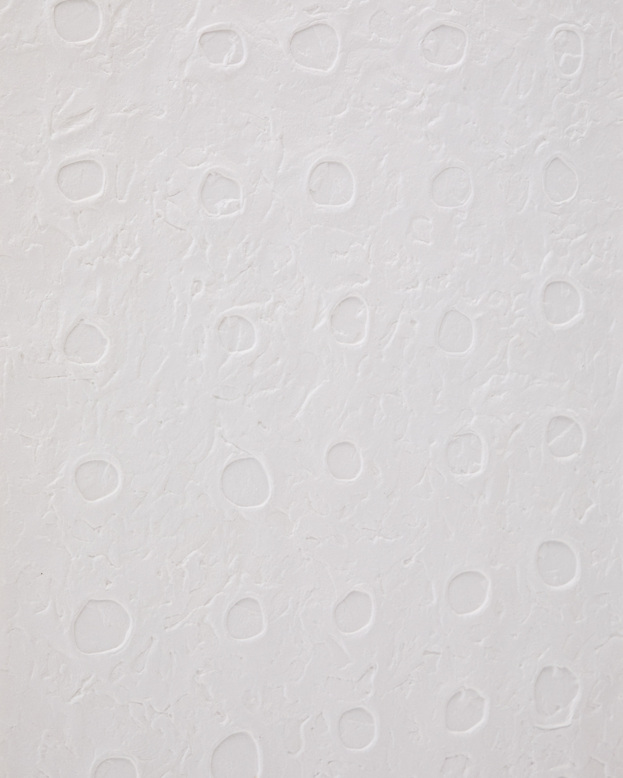 Quadro astratto Olvin in carta riciclata bianca con rilievi fatti a mano 104 x 124 cm