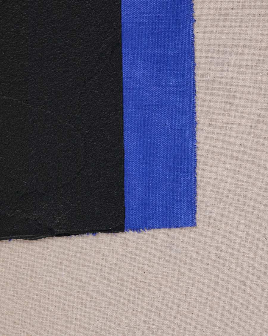 Abstraktes Bild Zernu aus handbemaltem Leinen mit vertikaler Linie blau und schwarz 42 x 65 cm