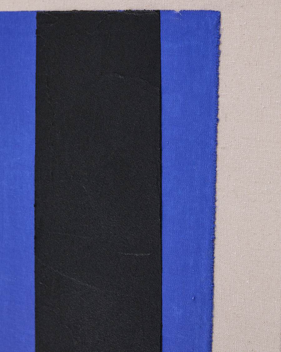 Abstraktes Bild Zernu aus handbemaltem Leinen mit vertikaler Linie blau und schwarz 42 x 65 cm