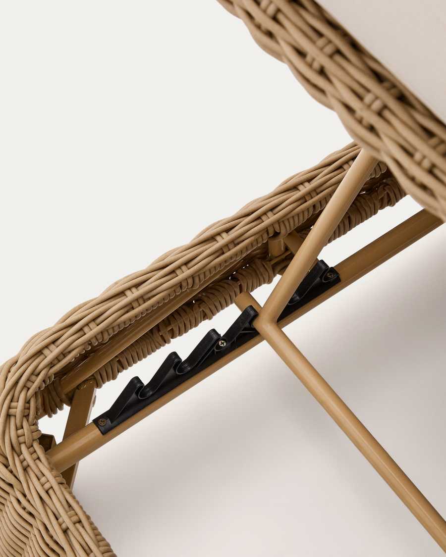 Meria sun lounger in synthetic rattan with FSC 100% solid acacia wood legs