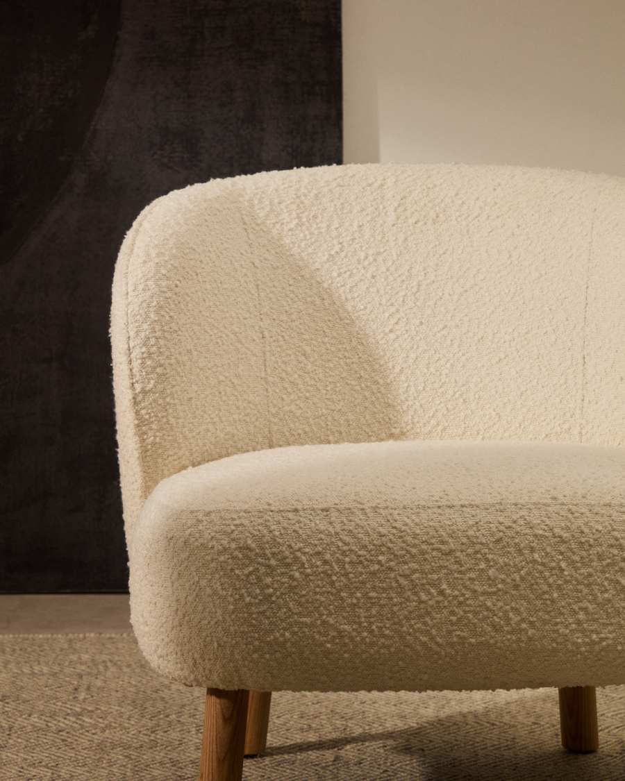 Sessel Ulit aus weißem Schaffell und Beinen aus massivem Buchenholz mit natürlichem Finish