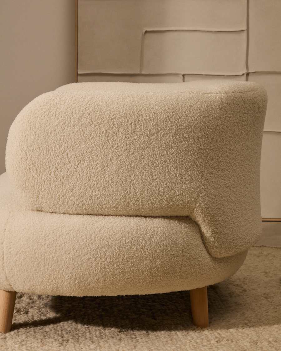 Poltrona Luisa in tessuto bouclé écru in legno massiccio di faggio 90 cm