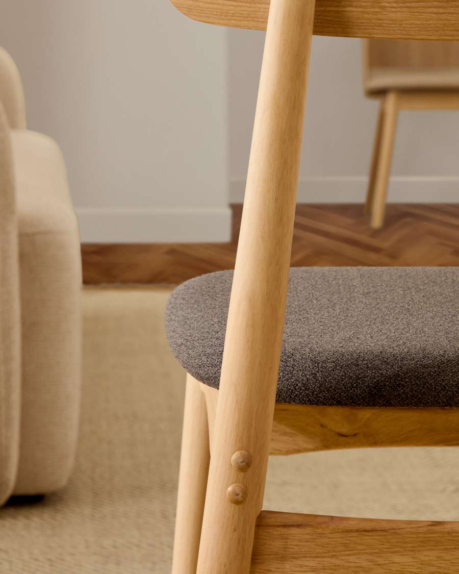 Donkergrijze stoel Nayme van essenfineer en poten van massief rubberhout