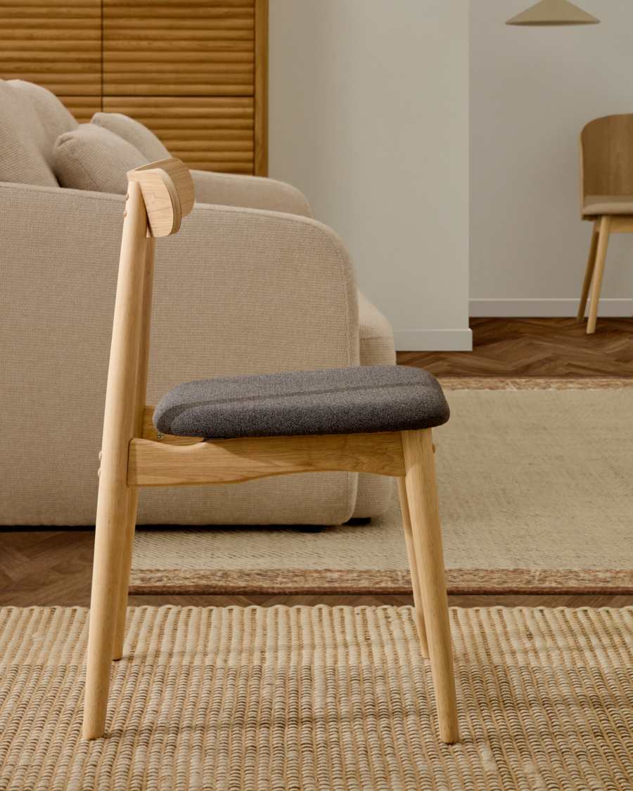 Donkergrijze stoel Nayme van essenfineer en poten van massief rubberhout