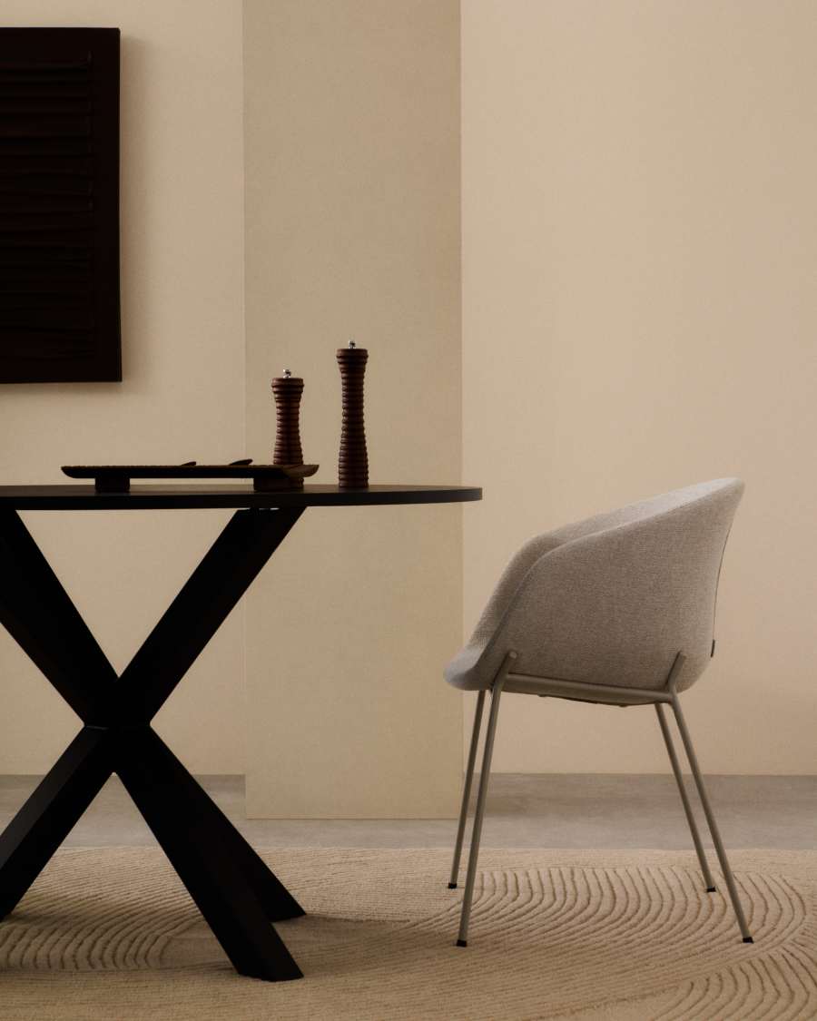 Chaise Yvette en tissu chenille beige et pieds en acier finition beige