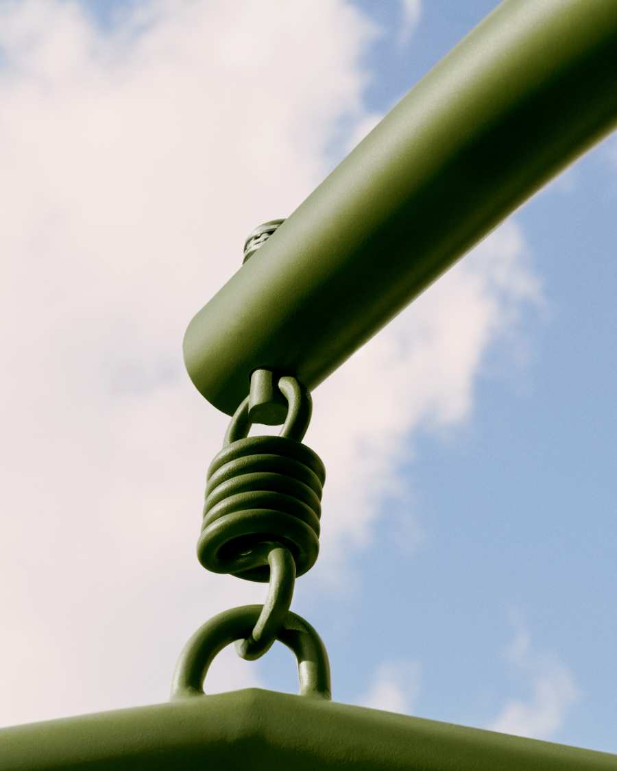 Saliga green hanging armchair with base in aluminium and synthetic rattan