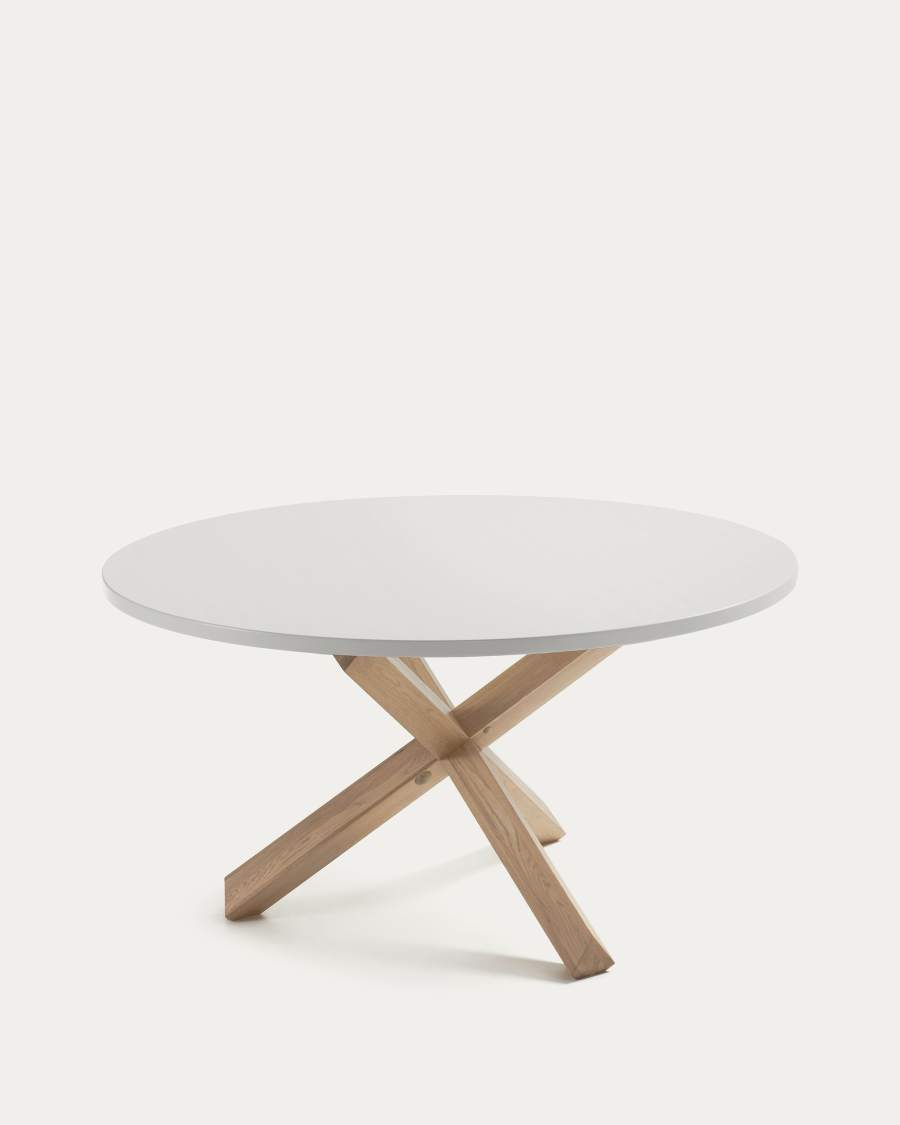 Tavolo rotondo Lotus Ø 135 cm in MDF laccato bianco gambe in legno massello di quercia