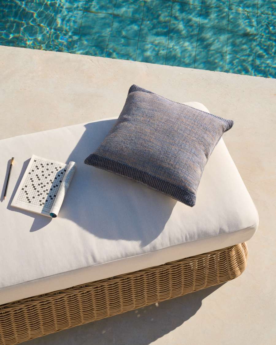 Meria sun lounger in synthetic rattan with FSC 100% solid acacia wood legs