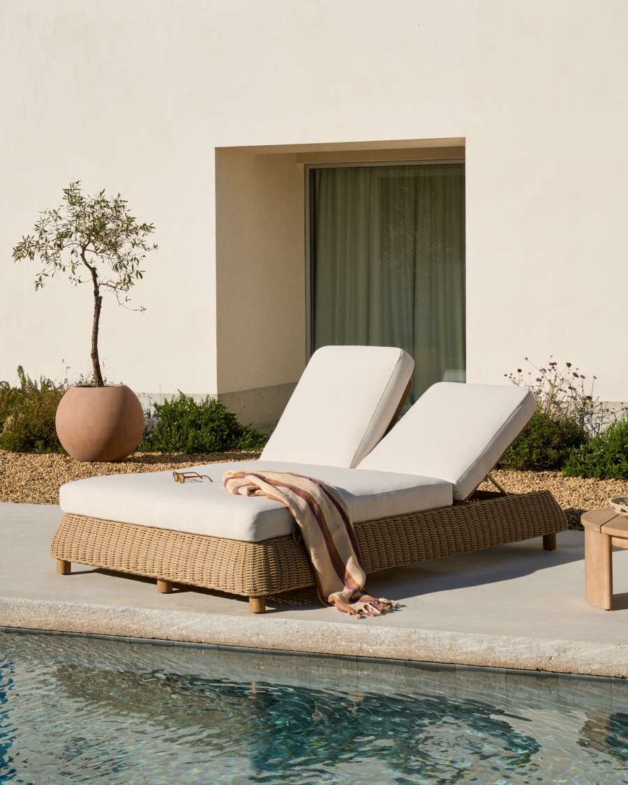 Meria double sun lounger in synthetic rattan with FSC 100% solid acacia wood legs