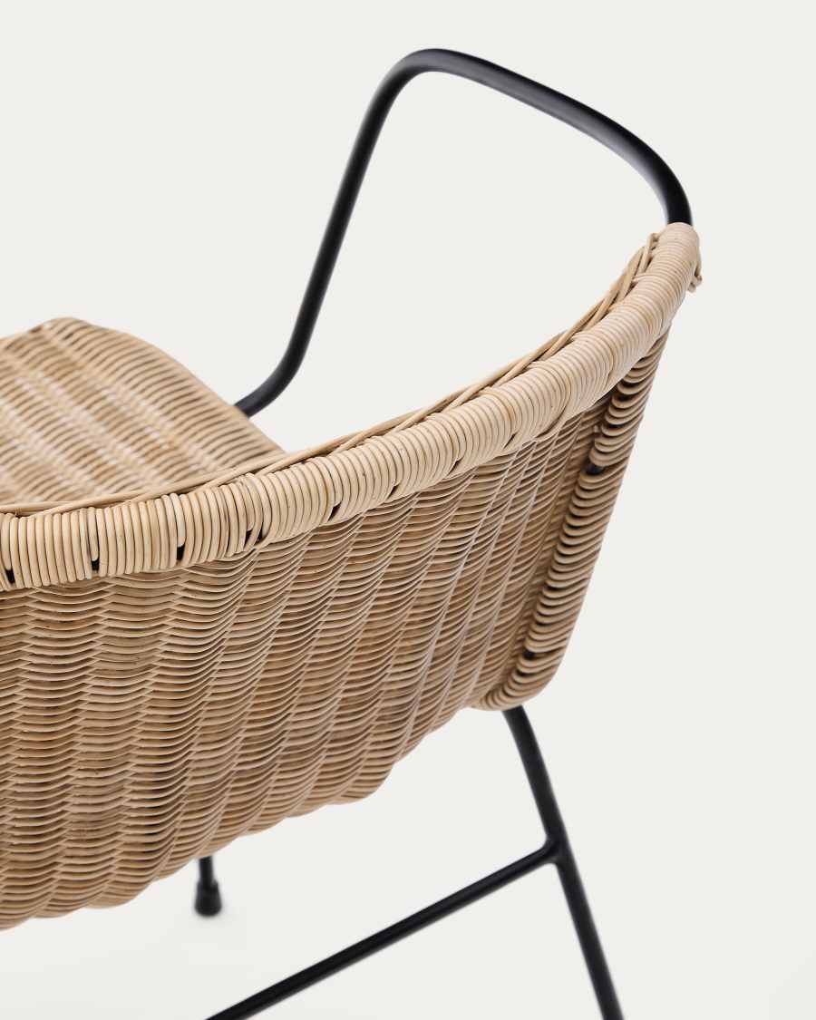 Stapelbarer Stuhl Eltiera aus synthetischem Rattan mit Struktur und Armlehnen aus schwarzem Stahl