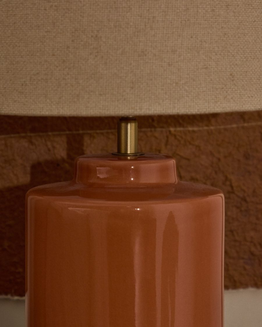 Lampada da tavolo Daeli in ceramica con finitura arancione e cotone beige
