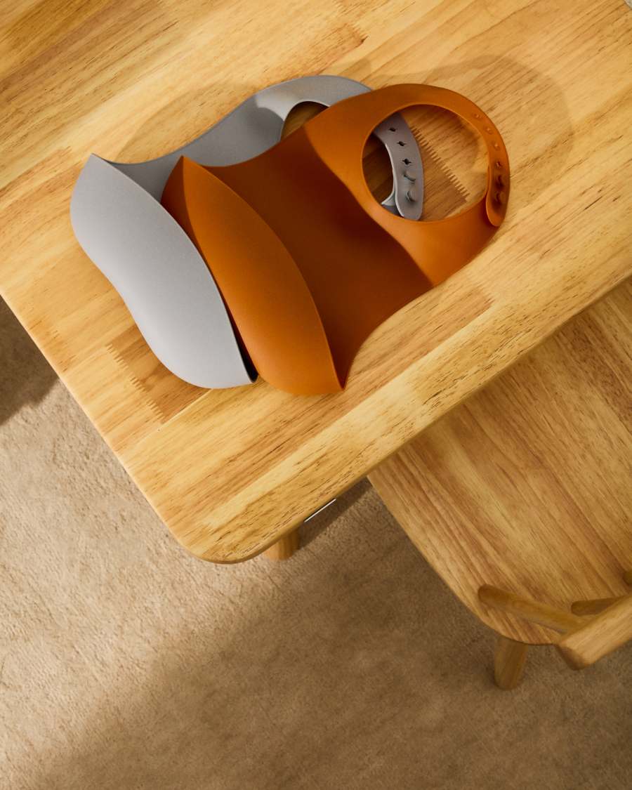 Lili set met 2 siliconen slabbetjes, oranje en blauw