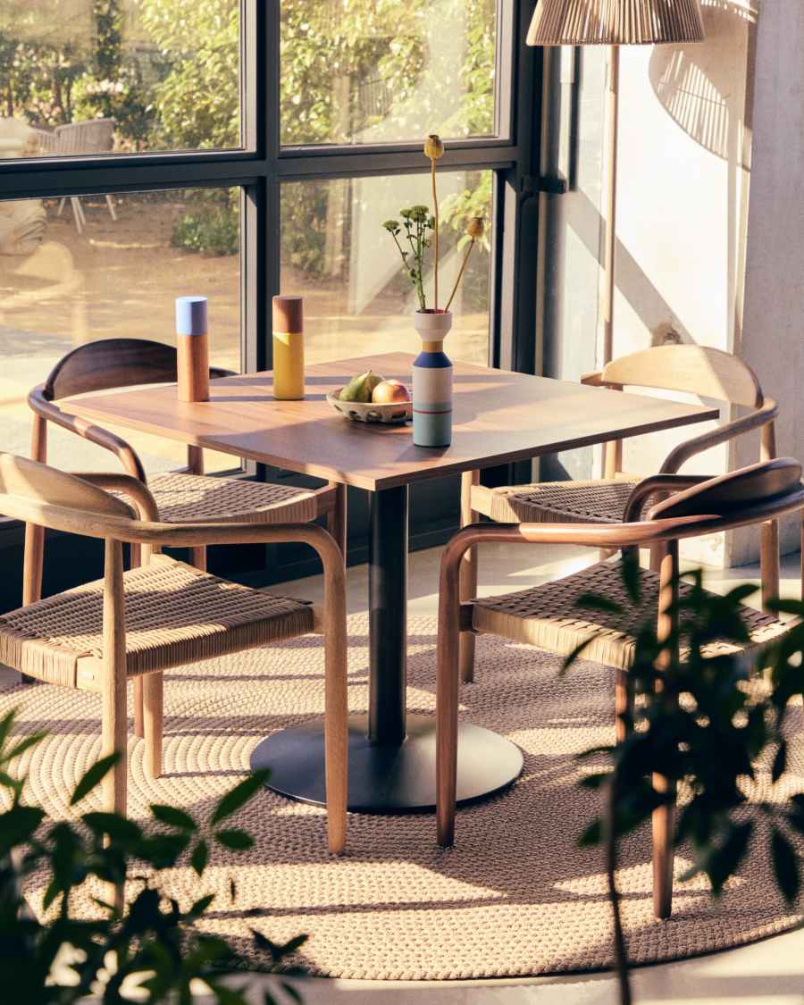 Taula Esilda melamina acabat noguera amb peu de metall acabat pintat negre 90 x 90 x 70 cm